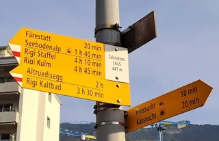 Wanderwegweiser Talstation LKüS 447 (2022-10-30)