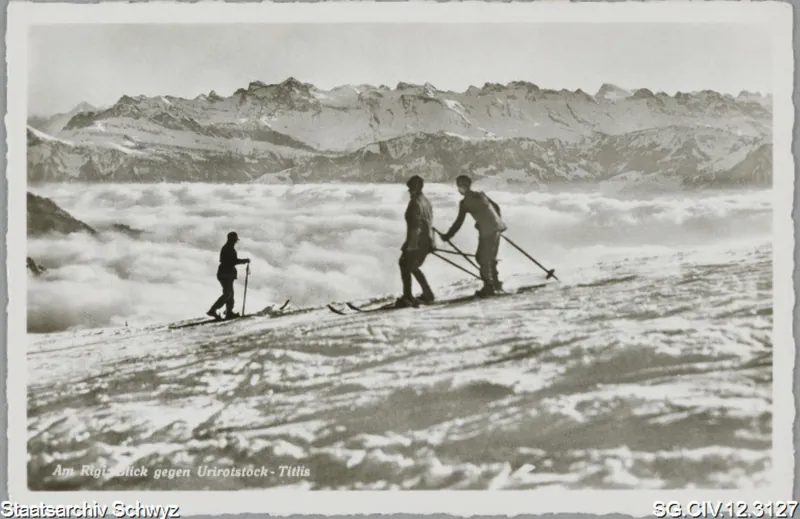 Rigigebiet: Skifahrer auf der Piste geniessen die Sonne ob dem Nebelmeer (vor 1958)