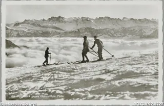 Rigigebiet: Skifahrer auf der Piste geniessen die Sonne ob dem Nebelmeer (vor 1958)