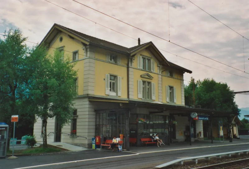 Küssnacht am Rigi , Stationsgebäude, Bahnseite (1999)