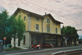 Küssnacht am Rigi , Stationsgebäude, Bahnseite (1999)