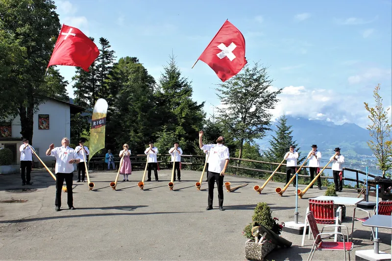 Fahnenschwinger und Alphornbläser auf der Seebodenalp (2) (2017-08-20 11:08:18)