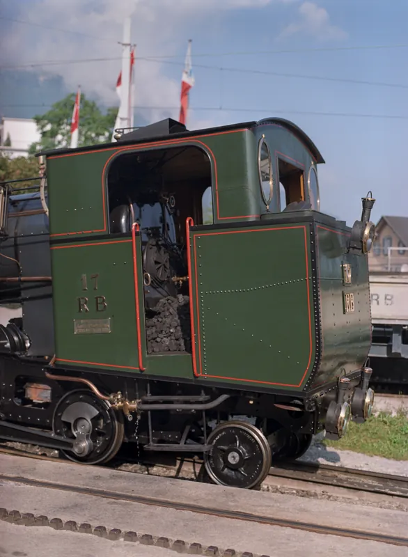 Goldau Bhf : Steam locomotive H 2/3 17 RB at 09:45, the last preparations for the Rigi-Kulm trip with 3 pre-carriages, departure 10:16 ; forerunner shuttle train Be 4/4 15 with Bt 32 (16.08.2000)