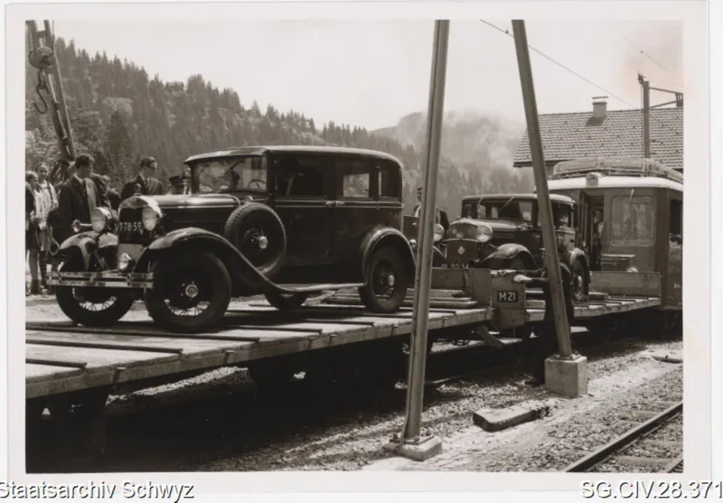 Vorführung und Verlad niederländischer Automobile beim Vitznauer Depot der Vitznau-Rigi-Bahn (keine Angabe)