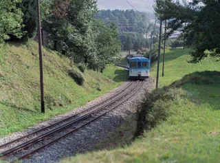 Goldau Bhf : Steam locomotive H 2/3 17 RB at 09:45, the last preparations for the Rigi-Kulm trip with 3 pre-carriages, departure 10:16 ; forerunner shuttle train Be 4/4 15 with Bt 37 (16.08.2000)