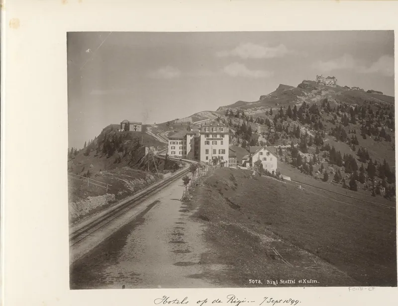 Spoorbaan op de berg Rigi en hotels Rigi Staffel et Kulm. (titel op object), RP-F-F01131-CF (ca. 1880 - in of voor 1899)