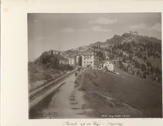 Spoorbaan op de berg Rigi en hotels Rigi Staffel et Kulm. (titel op object), RP-F-F01131-CF (ca. 1880 - in of voor 1899)