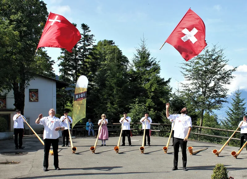Fahnenschwinger und Alphornbläser auf der Seebodenalp (2a) (cropped) (2017-08-20 11:08:18)