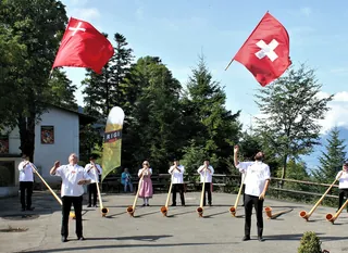 Fahnenschwinger und Alphornbläser auf der Seebodenalp (2a) (cropped) (2017-08-20 11:08:18)