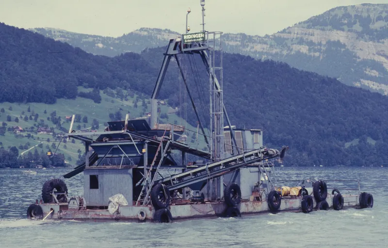 Gravel excavator of the Ridinger company in front of Ennetbürgen, Schartigrat and Rigi in the background (1986)