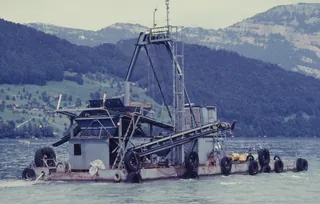 Gravel excavator of the Ridinger company in front of Ennetbürgen, Schartigrat and Rigi in the background (1986)