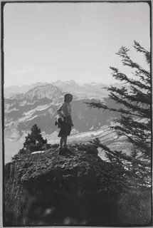 In the open, background: Rigi-Hochfluh, Urirotstockgruppe (30.01.1944)