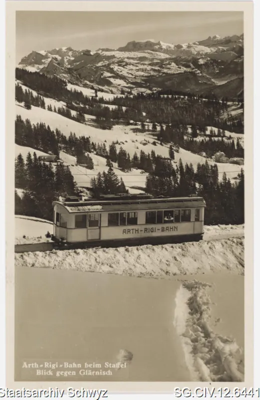 Arth-Rigi-Bahn beim Rigi-Staffel mit Blick gegen Glärnisch (keine Angabe)