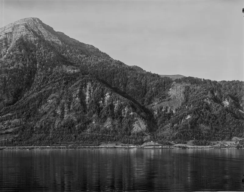 Küssnacht SZ, northeast view of Rigi with Rigi north ridge, in the foreground Ober Immensee and Lake Zug (18.05.1993)