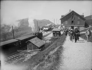 Arth-Rigi Railway, Kulm, CFeh 2/4 4 railcar and VRB steam train, 1910-1920 (1950-1960)