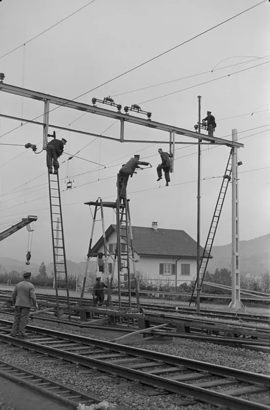 Auswechseln eines Fahrleitungsjochs in Küssnacht am Rigi (25.10.1951)