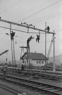 Auswechseln eines Fahrleitungsjochs in Küssnacht am Rigi (25.10.1951)