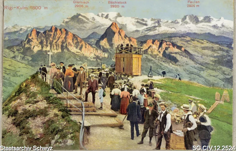Rigi-Kulm: Die Touristen sammeln sich auf dem Aussichtspunkt der Rigi-Kulm und bewundern das Panorama (vor 1912)