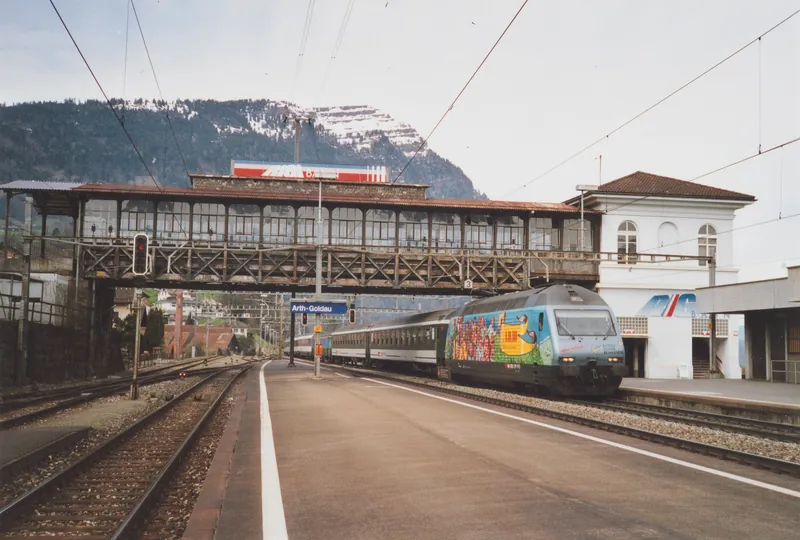 Arth-Goldau,Hochperron der ARB und einfahrender Schnellzug (Re 460) (2004)