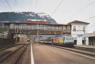 Arth-Goldau,Hochperron der ARB und einfahrender Schnellzug (Re 460) (2004)