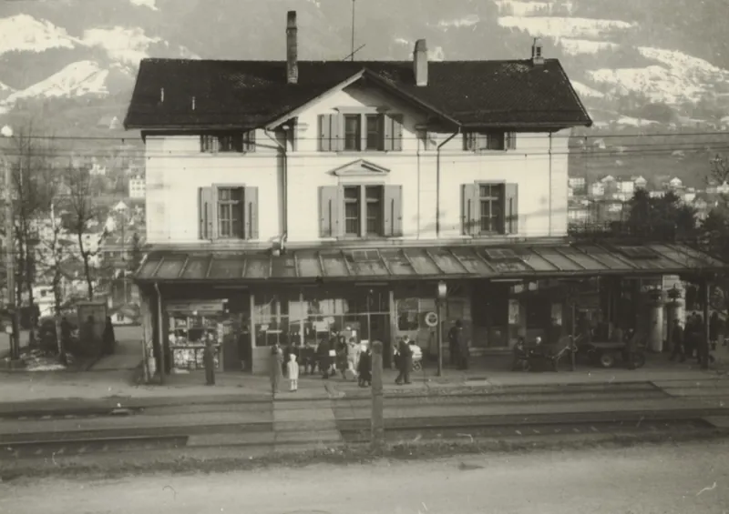 Küssnacht am Rigi , Stationsgebäude, Bahnseite (s. d. (sine dato))