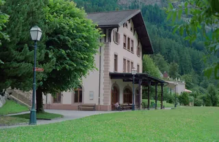 Leukerbad : Ex station building of the LLB ; MOB railcar, ex BDe 4/4 28 in Montbovon ; snowplow X 10 of the MOB, tpf tractor 12 ; BDe 4/4 142 in new dress ; Vitznau-Rigi steam loco 17 ; Ballwil with train 6033, Bt 906 at 11:35 in Ballwil ; train 6044 to Lenzburg in Hochdorf at 12:32, NPZ (16.07.2002-27.07.2002)