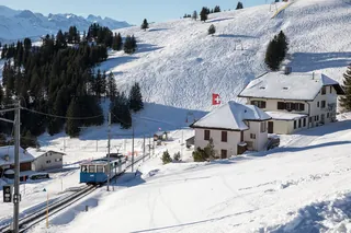 Sportpendelzug der Arth-Rigi-Bahn in Rigi-Staffel (2017-01-26 10:55:05)