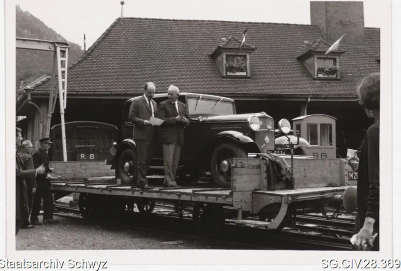 Vorführung und Verlad niederländischer Automobile beim Vitznauer Depot der Vitznau-Rigi-Bahn (keine Angabe)