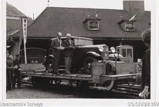 Vorführung und Verlad niederländischer Automobile beim Vitznauer Depot der Vitznau-Rigi-Bahn (keine Angabe)