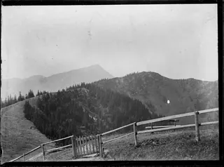 Bergspitze mit der Rigi im Hintergrund (1902)