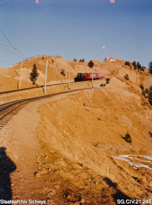 Rigi-Bahn auf der Strecke (zwischen 1950 und 1980)