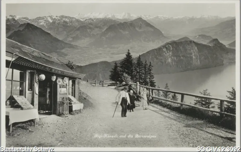 Rigi-Känzeli und die Berneralpen: Auf dem Aussichtsplateau hält der Kiosk seine Ware feil (1936)