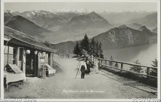 Rigi-Känzeli und die Berneralpen: Auf dem Aussichtsplateau hält der Kiosk seine Ware feil (1936)