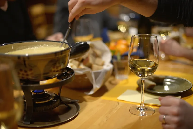 Fondue et verre de blanc (2014-12-05 19:15:21)