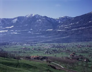 Arth SZ, northeast view of the Rigi with Rigi north ridge, in the foreground Oberarth, Arth and Lake Zug (31.03.1993)