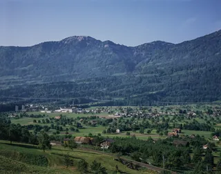 Arth SZ, northeast view of the Rigi with Rigi north ridge, in the foreground Oberarth, Arth and Lake Zug (21.05.1992)