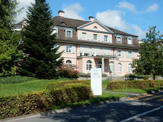 Küssnacht am Rigi, Bahnhofstrasse, administrative building of the Baer cheese factory (08.09.2015)