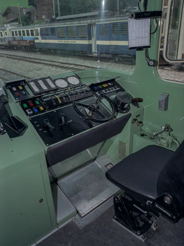 Canton BE, Zweisimmen, Bde 5003 and Bt 5303 ; driver's cab in cab car ABt 5303 ; Ae 4/4 258 in Zweisimmen at 10.00 o'clock ; ABDe 8/8 4002 ; Arth-Rigi railcar in Goldau ; bogie downhill of BDe 2/4 12 and Bt 22 on the siding (22.06.2000-23.07.2000)