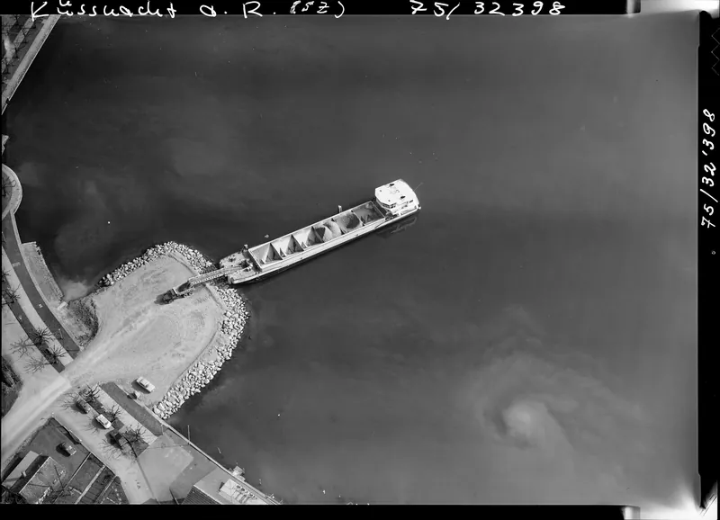 Küssnacht am Rigi SZ, lake filling and unloading of gravel from a leather ship (27.02.1975)