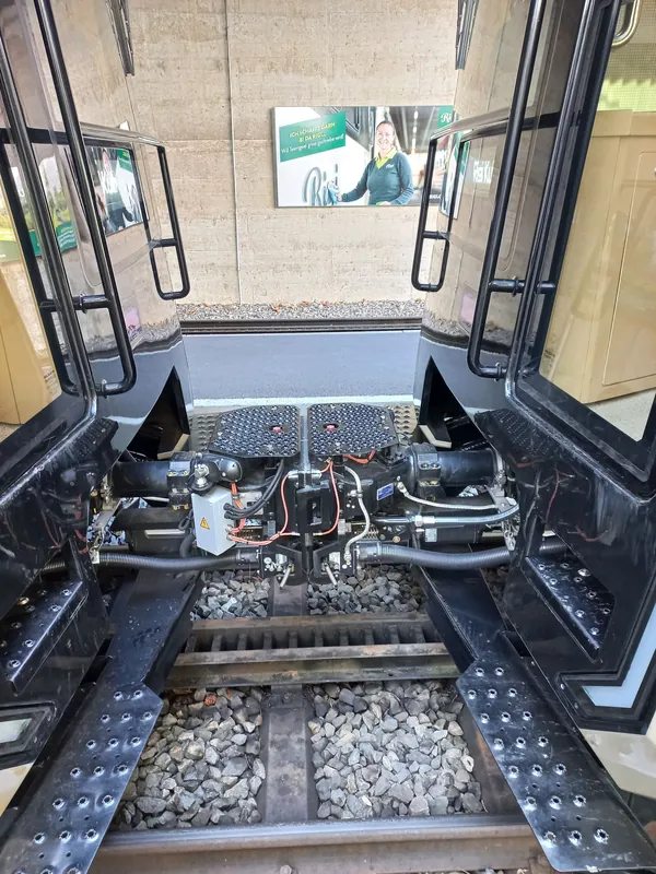 Rack railway Vitznau to Rigi (Kulm)-railway station Vitznau-traction coupler-01ASD (2023-09-04)
