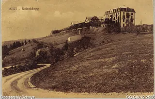 Rigi-Scheidegg: Im Hintergrund das Hotel Rigi-Scheidegg (1900)