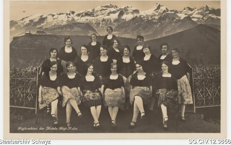 Rigitrachten des Hotels Rigi-Kulm: Die Angestellten in der Arbeitskleidung (vor 1958)