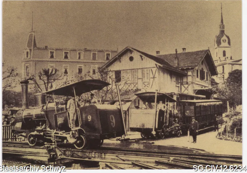 Sammlung Rigi-Bahnen: Dampflokomotive der Vitznau-Rigi-Bahn an der Talstation Vitznau (ca. 1900)