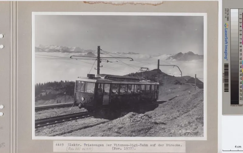 Elektrischer Triebwagen der Vitznau- Rigi -Bahn auf der Strecke (ca. 1937)