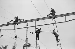 Auswechseln eines Fahrleitungsjochs in Küssnacht am Rigi (25.10.1951)