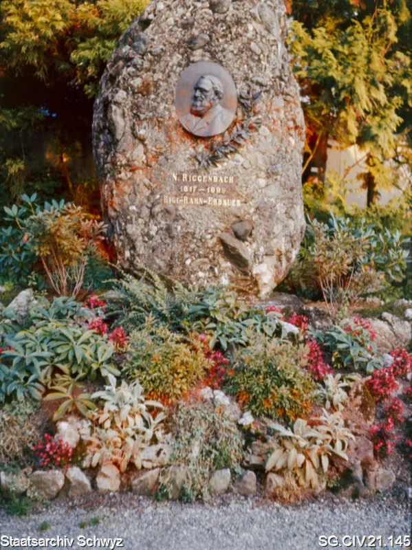 Denkmal mit Aufschrift "N. Riccenbacher 1817-1899 Rigi-Bahn-Erbauer" (zwischen 1950 und 1980)