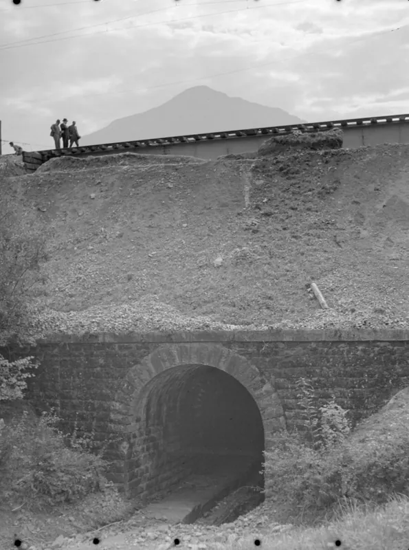 Hochwasserschaden bei Walchwil, weggespülter Bahndamm, Unterführung, Tunnel, Rigi , Männer auf Bahndamm (1934)