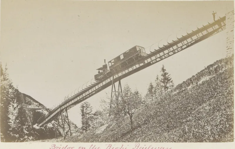 Tandradspoorbaan met locomotief en wagon op de berg Rigi bij Luzern Bridge on the Righi Railway (titel op object), RP-F-F00997-C (ca. 1860 - ca. 1890)