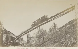 Tandradspoorbaan met locomotief en wagon op de berg Rigi bij Luzern Bridge on the Righi Railway (titel op object), RP-F-F00997-C (ca. 1860 - ca. 1890)