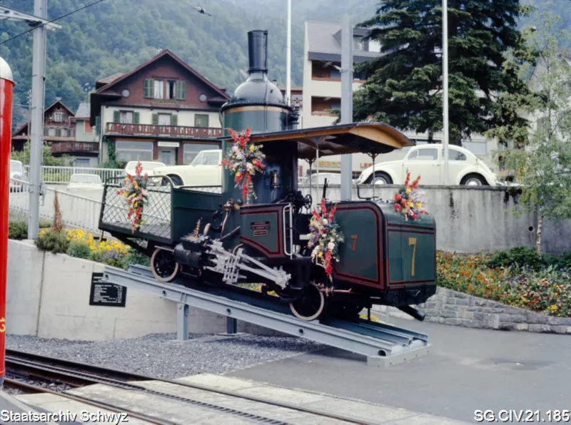Geschmückte Rigi-Lok bei der Tal-Station in Vitznau (zwischen 1950 und 1980)